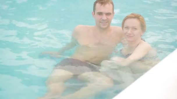 Termas geotermales spa. pareja romántica en el amor relajarse en la piscina caliente . — Vídeo de stock