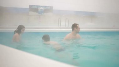 Kaplıcalar jeotermal spa. sıcak Havuzda rahatlayın çocuklu aile.