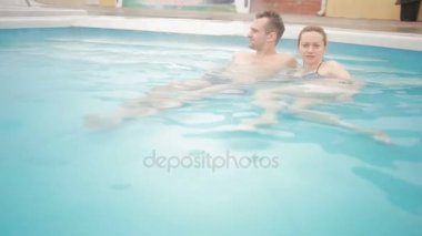 Ilıca jeotermal spa. Aşk sıcak havuza rahatlatıcı romantik Çift.