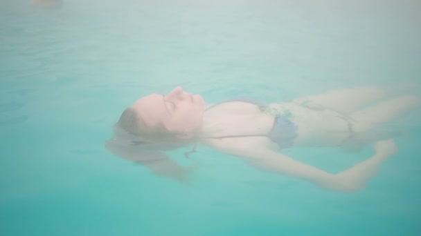 Geothermal spa. Woman relaxing in hot spring pool. — Stock Video