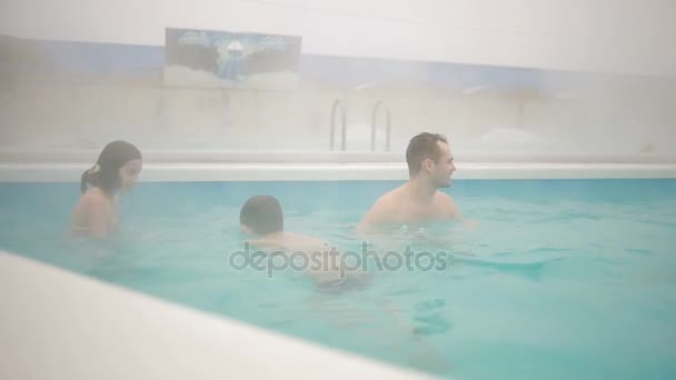 Termas geotermales spa. familia con niños para relajarse en la piscina caliente . — Vídeo de stock