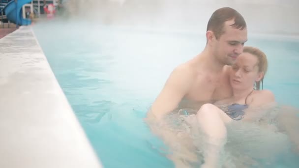 Termas geotermales spa. pareja romántica en el amor relajarse en la piscina caliente . — Vídeos de Stock