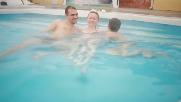 Warmwaterbronnen geothermische spa. gezin met kinderen om te ontspannen in het warme zwembad. — Stockvideo
