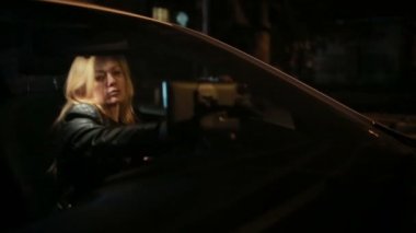 Kız manifatura gece arabada akıllı telefon