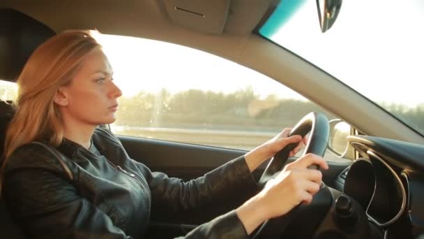 Bionda giovane donna alla guida di una macchina — Video Stock