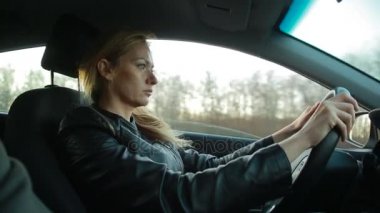 Sarışın genç kadın bir araba