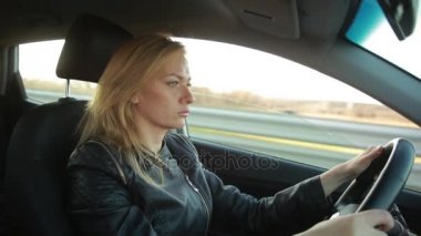 Sarışın genç kadın bir araba