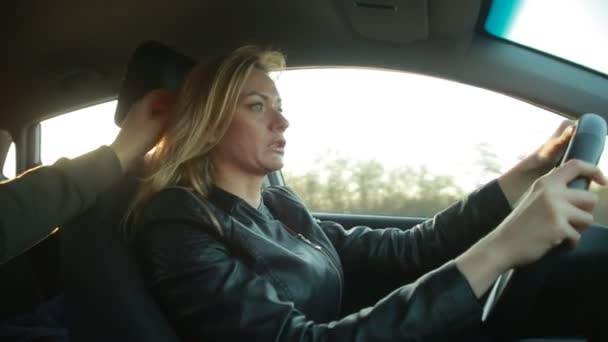 Loira jovem mulher dirigindo um carro — Vídeo de Stock