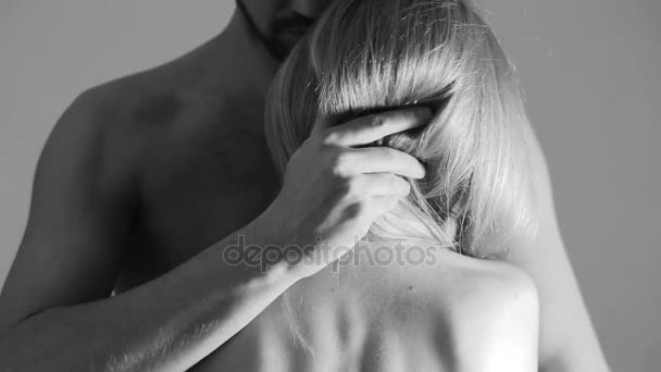 Del vy av en mans händer smeka en kvinnas nakna tillbaka. — Stockvideo