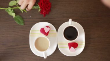 erkek ve kadın bir kafede bir tarih. kahve ve kek. Sevgililer günü