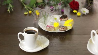 Siyah çay ve kahve kupalar. bir içki ve tatlı içeren tablo. Sevgililer günü