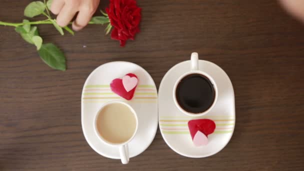 Άνδρας και γυναίκα σε μια ημερομηνία σε μια καφετέρια. πιείτε καφέ και κέικ. Ημέρα του Αγίου Βαλεντίνου — Αρχείο Βίντεο