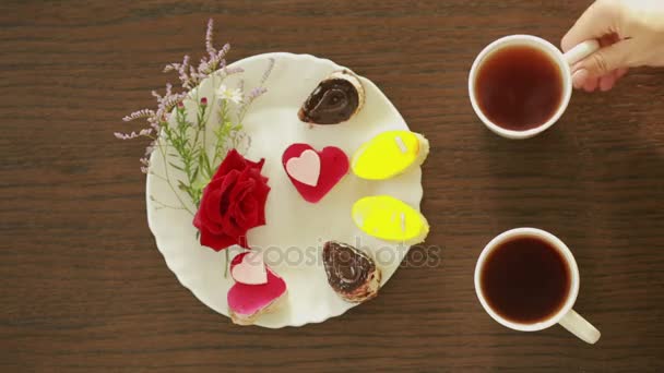 Chá preto e café em canecas. mesa com uma bebida e sobremesa. Dia dos Namorados — Vídeo de Stock