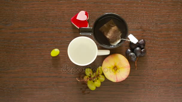 Schwarzer Tee und Kaffee in Tassen. Tisch mit Getränk und Dessert. Valentinstag — Stockvideo