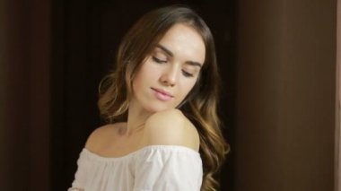 genç güzel esmer kız kamera gülümseyen seyir
