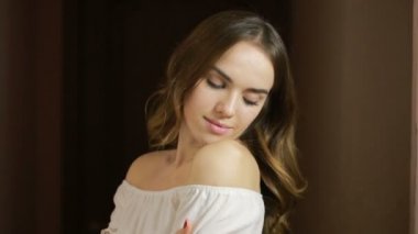 genç güzel esmer kız kamera gülümseyen seyir