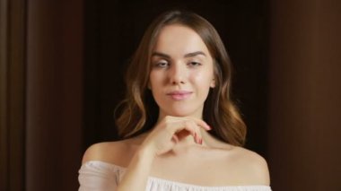 genç güzel esmer kız kamera gülümseyen seyir