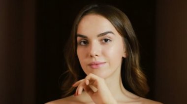 genç güzel esmer kız kamera gülümseyen seyir