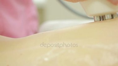 Donanım kozmetik. kadın güzellik salonunda yordam kaldırma rf elde.