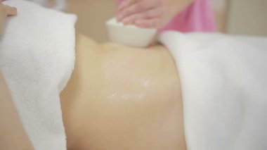 Donanım kozmetik. kadın güzellik salonunda yordam kaldırma rf elde.