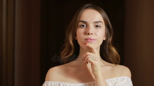 Young beautiful brunette girl looking at the camera smiling — Stock Video