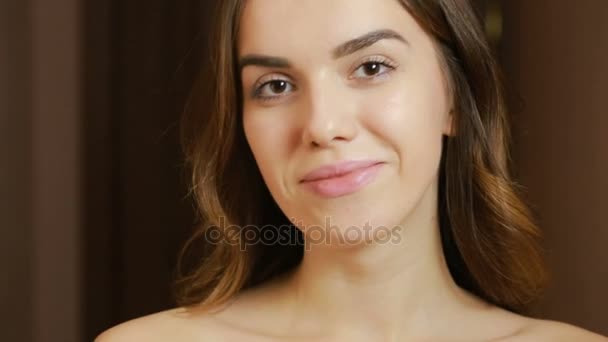 Krásná mladá bruneta dívka při pohledu na fotoaparát s úsměvem — Stock video