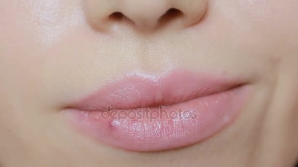 Chica tocando llagas en los labios. herpes. tratamiento de labios, labios jóvenes regordetes — Vídeos de Stock