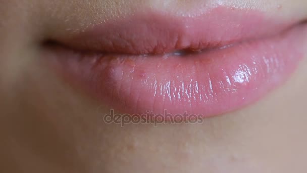 Meisje zweertjes op de lippen aan te raken. herpes. lip behandeling, jonge mollige lippen — Stockvideo