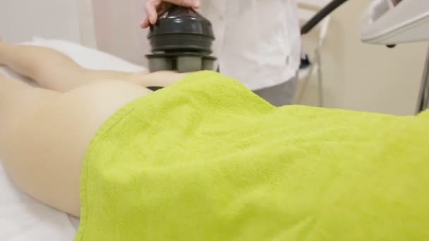 女性は、クリニック lipomassage で進行中です。Lpg — ストック動画