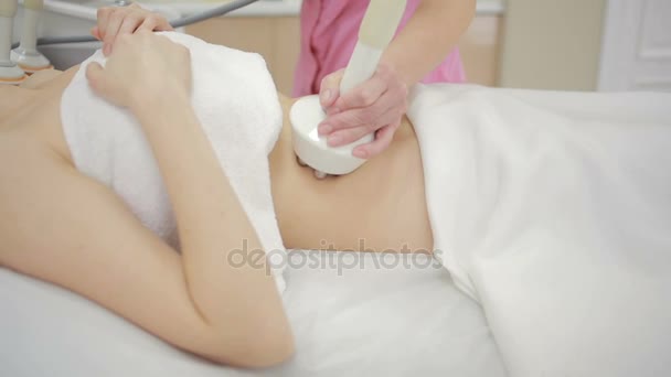 Hardware cosmetologie. vrouw krijgt rf opheffing van de procedure in een schoonheidssalon. — Stockvideo