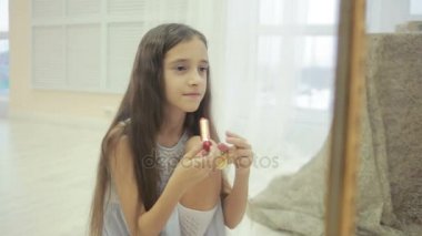 küçük kız bir ayna önce anneler makyajını boyanır