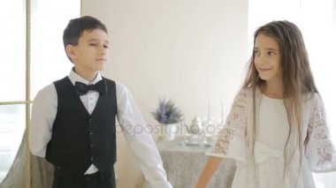 Erkek ve kız elleri ve kalp gösterinin tutan gülümseyerek mutlu. Sevgililer günü