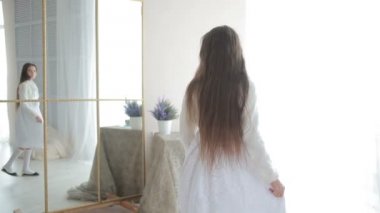 dans ve evde dalga geçmeyi küçük şirin kız