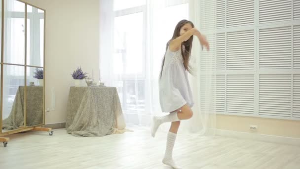 Pequeña linda chica bailando y tonteando en casa — Vídeos de Stock