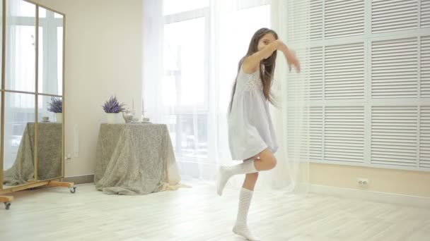 Pequeña linda chica bailando y tonteando en casa — Vídeo de stock #137280868 © kopitin