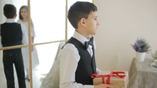 Teen boy gives a girl a gift for a holiday, — Stock Video