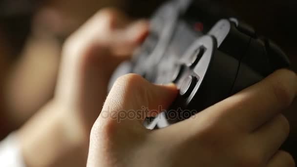 Homme jouant à un jeu vidéo avec un joystick. gros plan des mains des enfants — Video