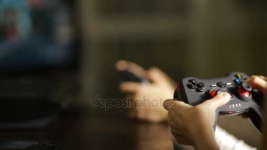 Adam bir joystick ile bilgisayar oyunu oynamak. yakın çekim çocuk ellerin