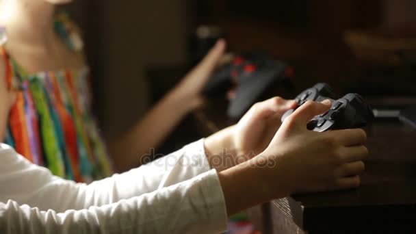 Man spelar spel med en joystick. närbild av barnens händer — Stockvideo