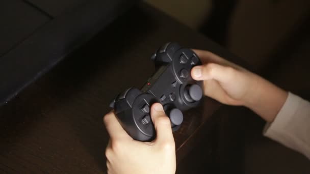 Мужчина играет в видеоигру с джойстиком. крупным планом детских рук — стоковое видео