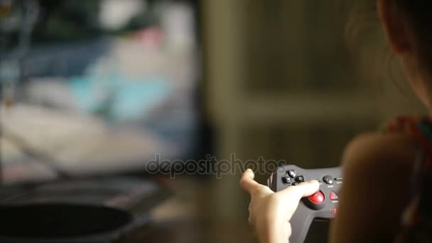 人玩视频游戏用的操纵杆。儿童手的特写镜头 — 图库视频影像