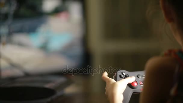 Man afspelen van video game met een joystick. Close-up van childrens handen — Stockvideo