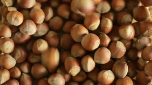 Nueces asquerosas. Colocador en una cesta de mimbre, primer plano — Vídeos de Stock