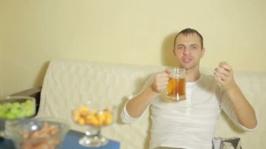 ev kanepe ve televizyon izlerken içki bira genç adam