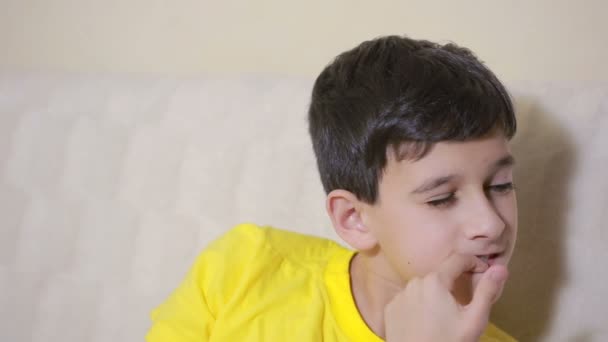 Junge beißt sich die Nägel wund, Zwangsstörung, Kinderpsychologie — Stockvideo