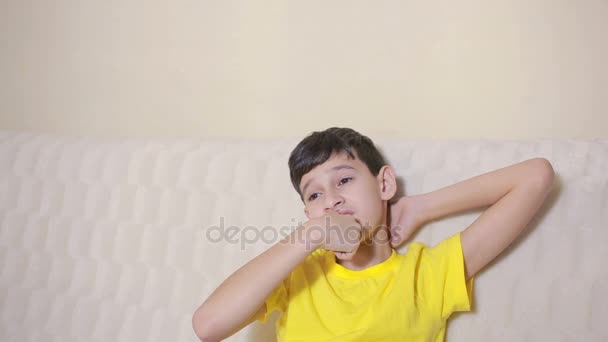 彼の爪の強迫性障害、児童心理学をかむ少年 — ストック動画