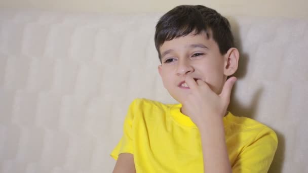 Rapaz a morder as unhas transtorno obsessivo-compulsivo, psicologia infantil — Vídeo de Stock