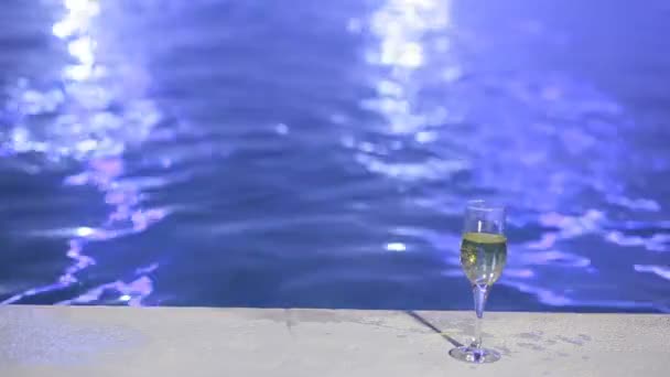 Woman at night in the pool with thermal water with a glass of champagne — Stock Video