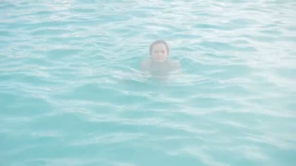 Геотермальний спа-центр. Жінка розслабляється в гарячому весняному басейні . — стокове відео