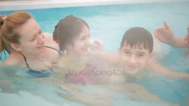 Kaplıcalar jeotermal spa. sıcak Havuzda rahatlayın çocuklu aile.